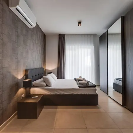 602 3bed Seafront With Pool By Homely