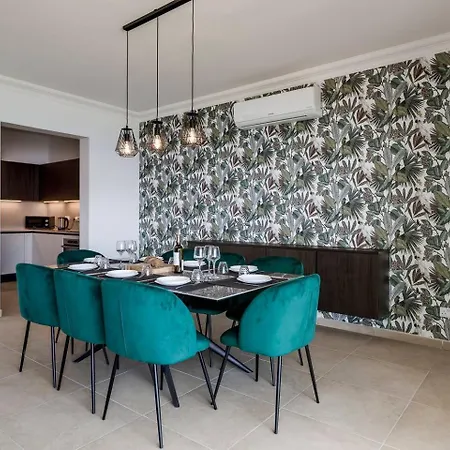 602 3bed Seafront With Pool By Homely