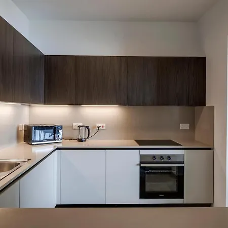 602 3bed Seafront With Pool By Homely * Слима