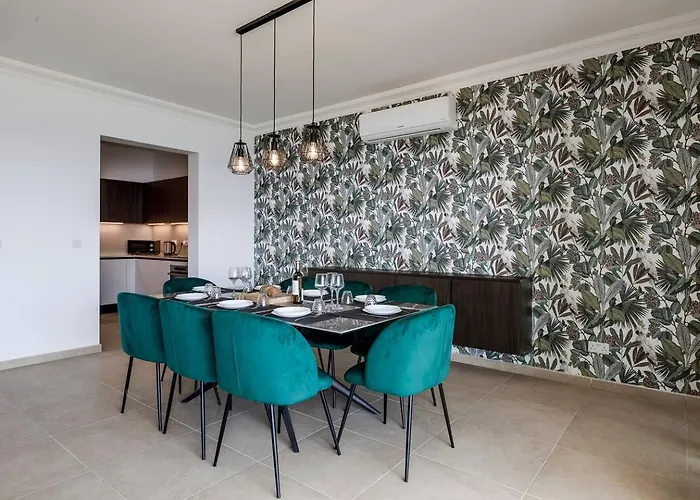 602 3bed Seafront With Pool By Homely