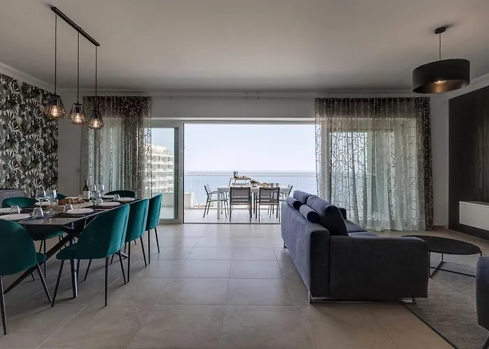 602 3bed Seafront With Pool By Homely *