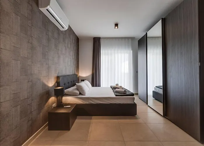 602 3bed Seafront With Pool By Homely