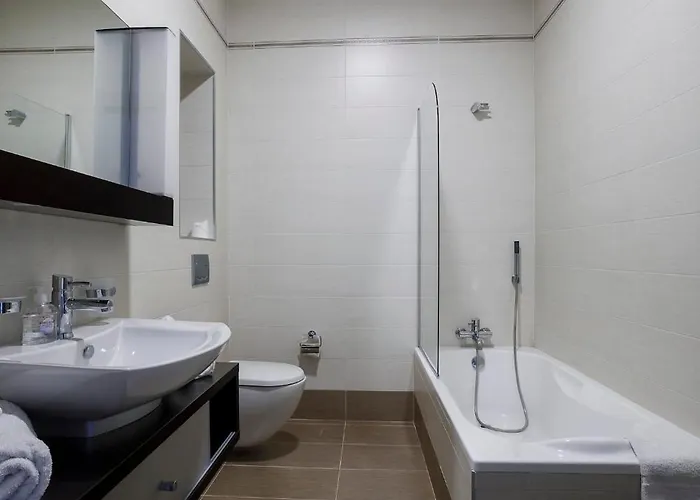 602 3bed Seafront With Pool By Homely Holiday home