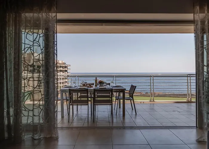 602 3bed Seafront With Pool By Homely Hébergement de vacances *